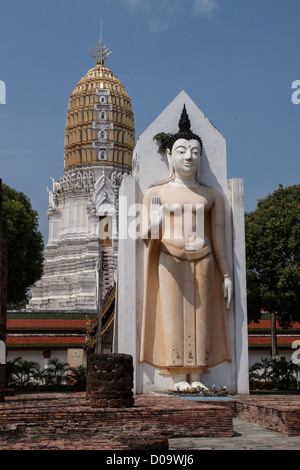 STATUE OF BUDDHA AND THE WAT PHRA SI RATANA MAHATHAT TEMPLE PHITSANULOK THAILAND ASIA Stock Photo