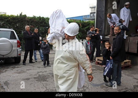 TRADITIONAL SACRIFICE SHEEP DURING AID EL KEBIR FESTIVAL FIRST DAY CELEBRATIONS WITHIN MUSLIM COMMUNITY FOR END RAMADAN Stock Photo