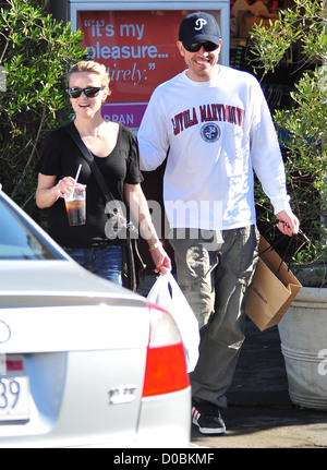 Reese Witherspoon and boyfriend Jim Toth leave the Brentwood Country Mart Los Angeles, California - 11.12.10 Stock Photo