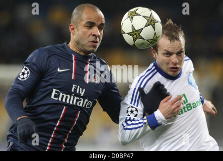 21.11.2012 Kiev, Ukraine. Alex (L) of PSG fights for the ball with Oleh Gusev (R) of Dynamo Kyiv during their UEFA Champions League, Group stage (Group A) soccer match of Ukrainian FC Dynamo Kyiv vs Paris Saint-Germain FC of France at the Olimpiyskiy stadium. Stock Photo