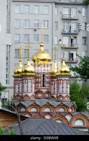Golden domes on Russian orthodox church, Moscow, Russia.  apartment blocks behind Stock Photo