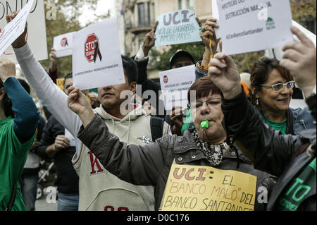 Barcelona, Spain. 22nd November 2012. Protests against mortgage and eviction procedures of UCI -Banco Santander credit bank-. Credit:  esteban mora / Alamy Live News Stock Photo