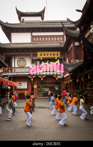 Elderly women practice Tai Chi in Yu Yuan Gardens bazaar Shanghai, China Stock Photo