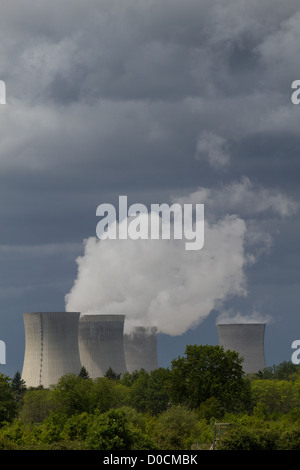 COOLING TOWERS OF THE NUCLEAR POWER PLANT IN DAMPIERRE-EN-BURLY LOIRET (45) FRANCE Stock Photo