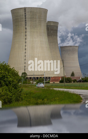 LOIRET (45) FRANCE COOLING TOWERS OF THE NUCLEAR POWER PLANT IN DAMPIERRE-EN-BURLY LOIRET (45) FRANCE Stock Photo