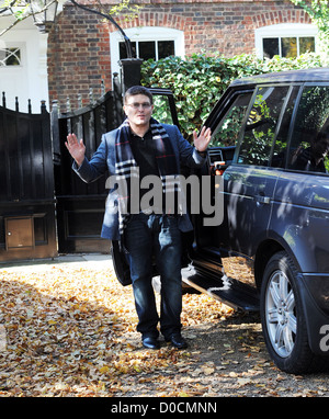 Kenny Goss arrives at George Michael's home after he is released from prison. George Michael has regained his freedom after he Stock Photo