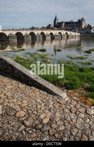 THE STONE BRIDGE OVER THE LOIRE THE TOWN AND CHATEAU GIEN LOIRET (45) FRANCE Stock Photo