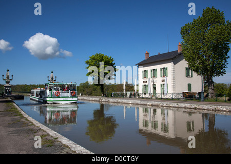 YACHT ON THE CANAL BRIDGE OF BRIARE CANAL RUNNING ALONGSIDE THE LOIRE LOIRET (45) FRANCE Stock Photo