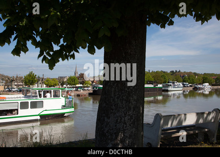 CRUISE BOAT IN FRONT OF THE MARINA OF BRIARE CANAL RUNNING ALONGSIDE THE LOIRE LOIRET (45) FRANCE Stock Photo