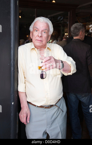 Barry Cryer at unveiling of a blue plaque for the late Monty Python member Graham Chapman in Highgate Village, London Stock Photo