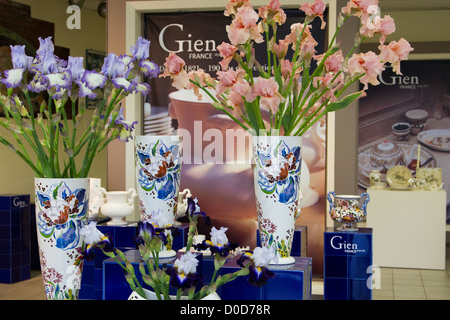 GIEN FAIENCE IN THE POTTERY'S SHOP LOIRET (45) FRANCE Stock Photo