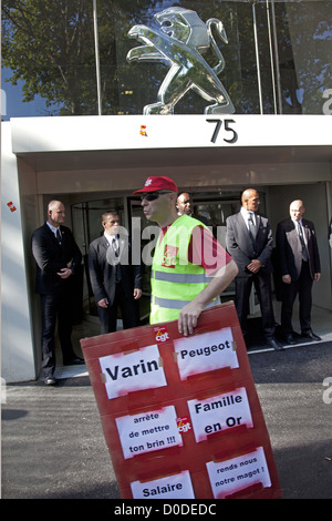 LAW ORDER AGENTS IN FRONT CORPORATION'S HEADQUARTERS' CENTRAL WORKS COUNCIL DURING DEMONSTRATION EMPLOYEES AGAINST CLOSING Stock Photo