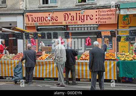 FRUIT AND VEGETABLE SELLERS ALIGRE MARKET ONE OF THE MOST ANIMATED IN THE CITY 12TH ARRONDISSEMENT PARIS (75) FRANCE Stock Photo