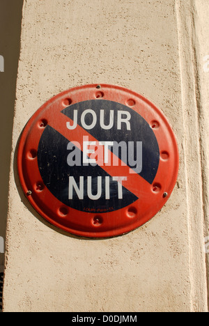 'Jour et Nuit' Night and Day no parking sign Paris Stock Photo