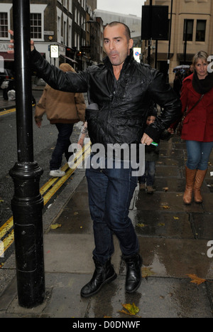 Louie Spence gives snappers an impromptu pole dance, while out and about in Covent Garden! London, England - 26.10.10 Stock Photo