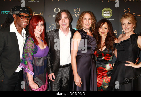 Nile Rogers, Kate Pierson, Jackson Browne, and his wife, Rosie perez, Nancy Hunt at the We Are Family 8th Annual Celebration Stock Photo