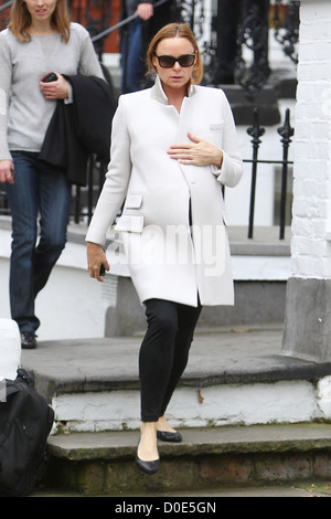 A heavily pregnant Stella McCartney makes her way home after taking her children to school. Fashion designer Stella is Stock Photo