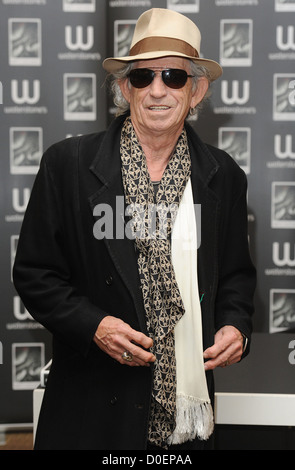 Keith Richards signs copies of his new autobiography 'Life' at Waterstone's Piccadilly London, England - 03.11.10 Stock Photo