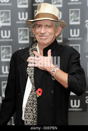 Keith Richards signs copies of his new autobiography 'Life' at Waterstone's Piccadilly London, England - 03.11.10 Stock Photo