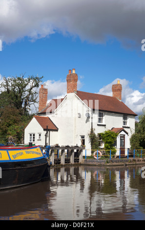Bittell Reservoir Cottage on the Worcester and Birmingham Canal, near Alvechurch, Worcestershire, England UK Stock Photo