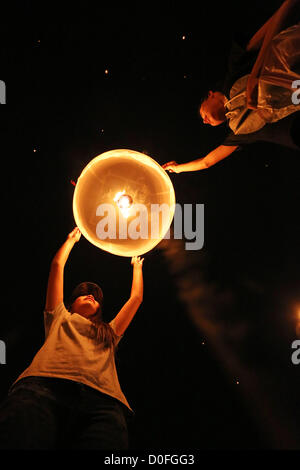 Chiang Mai, Thailand. 24th November 2012. Khom Loy Lanterns at the Yee Peng Sansai Floating Lantern Ceremony, part of the Loy Kratong celebrations in homage to Lord Buddha at Maejo, Chiang Mai, Thailand Stock Photo