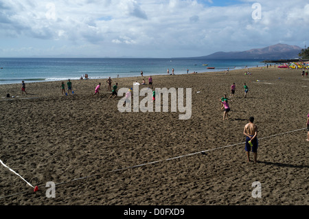 dh Beach ULTIMATE FRISBEE EUROPE Frisbee team players on Lanzarote beach playing field imate competition people Stock Photo