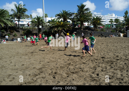 dh Beach ULTIMATE FRISBEE EUROPE Frisbee team players chasing flying disc on Lanzarote beach imate woman playing people Stock Photo