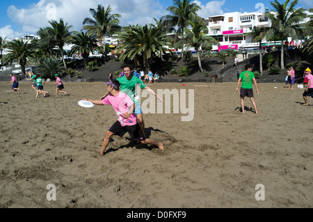 dh Lanzarote beach ULTIMATE FRISBEE EUROPE Imate Frisbee player throwing flying disc sport playing man people match competition Stock Photo