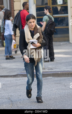 Jessica Szohr The cast of 'Gossip Girl' on set in Manhattan New York City, USA Stock Photo