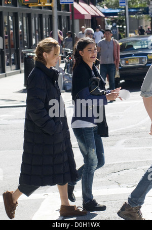 Jessica Szohr and Leighton Meester The cast of 'Gossip Girl' on set in Manhattan New York City, USA - 20.09.10 Stock Photo