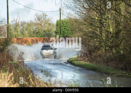 Billericay, Essex, UK. Recent heavy rain and waterlogged ground has lead to a lot of surface water in places throughout Essex. This has caught some drivers out as they hit these puddles at speed which can lead to flooded engines and coming to a halt in the water. An SUV makes a splash. Stock Photo