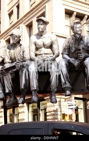 A 2001 sculpture of 'The 1932 Rockefeller Center Iron Workers Lunch Time' by world-known master artisan Sergio Funari, spotted Stock Photo