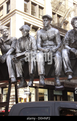 A 2001 sculpture of 'The 1932 Rockefeller Center Iron Workers at Lunch Time' by world-known master artisan Sergio Funari, Stock Photo