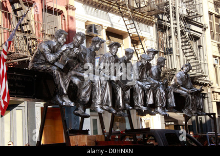 A 2001 sculpture of 'The 1932 Rockefeller Center Iron Workers at Lunch Time' by world-known master artisan Sergio Funari, Stock Photo