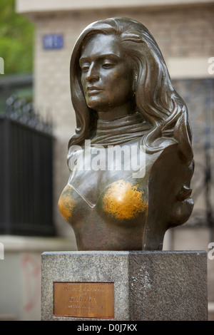 Bronze bust of singer/actress Dalida (Yolande Gigliotti 1933-1987) in Montmartre, Paris France Stock Photo