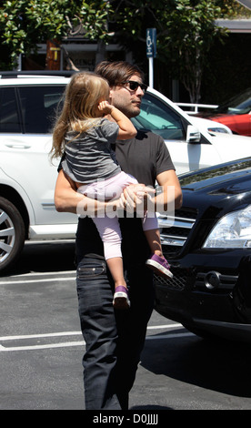 Tobey Maguire and his daughter Ruby Sweetheart Maguire, returning to their car after shopping at Fred Segal in West Hollywood Stock Photo