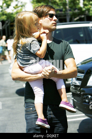 Tobey Maguire and his daughter Ruby Sweetheart Maguire, returning to their car after shopping at Fred Segal in West Hollywood Stock Photo