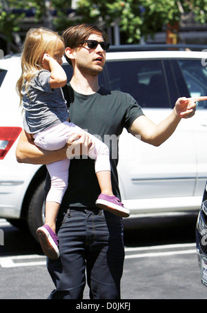 Tobey Maguire and his daughter Ruby Sweetheart Maguire, returning to ...