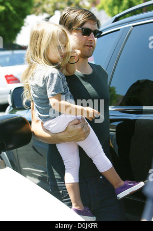 Tobey Maguire and his daughter Ruby Sweetheart Maguire, returning to their car after shopping at Fred Segal in West Hollywood Stock Photo