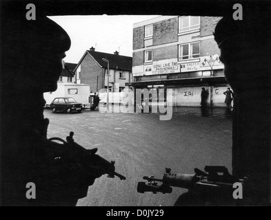 British soldiers patrolling the Creggan Estate in Derry Northern Ireland 1970 PICTURE BY DAVID BAGNALL. Britain 1970s surveillance landrover land rover soldiers patrol duty troubles Irish satreets street Stock Photo