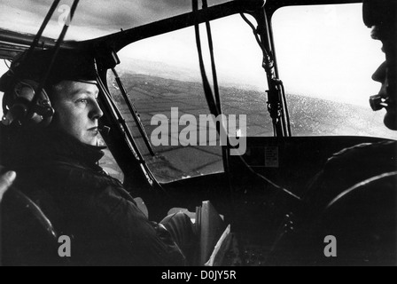 British soldiers patrolling Northern Ireland by helicopter 1970 PICTURE BY DAVID BAGNALL. Britain 1970s surveillance aerial soldiers patrol duty troubles Irish Stock Photo
