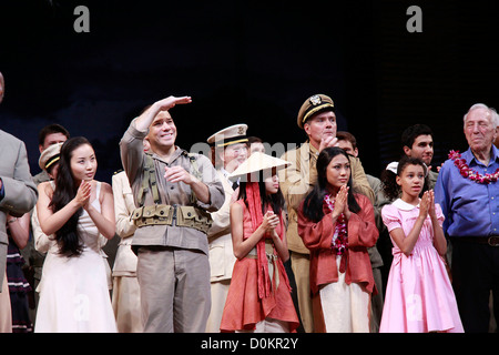 Li Jun Li, Danny Burstein, Liz McCartney, Laurissa Romain, Bernard Gersten and cast Closing night of the Lincoln Center Theater Stock Photo