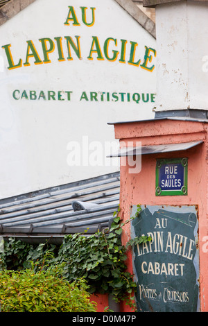 Artists' bar 'Au Lapin Agile' on Montmartre Stock Photo - Alamy