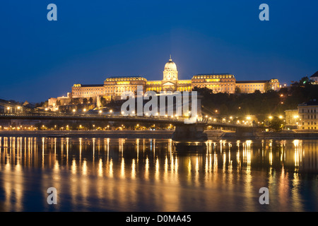 Dawn view of Buda Castle and the Széchenyi Chain Bridge over the Danube River in Budapest, the capital of Hungary. Stock Photo