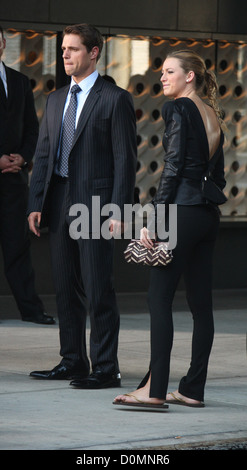 Sam Page and Blake Lively on the set of 'Gossip Girl' in Manhattan New York City, USA Stock Photo