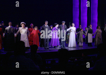 Laura Michelle Kelly, Gavin Lee and cast Tony Nominee Gavin Lee returns to the role of Bert in the Disney Theatrical Broadway Stock Photo