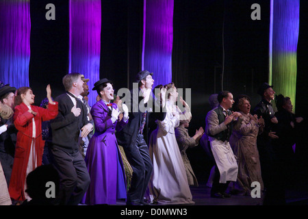 Laura Michelle Kelly, Gavin Lee and cast Tony Nominee Gavin Lee returns to the role of Bert in the Disney Theatrical Broadway Stock Photo