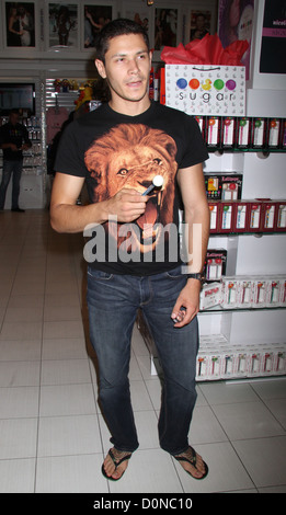 Alex Meraz The Twilight Wolf Pack bite into something sweet at Sugar Factory at Miracle Mile shops at Planet Hollywood Resort Stock Photo