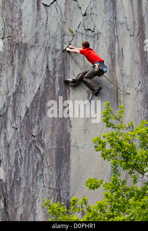 A rock climber in the Vivian slate quarries, near Llanberis, Gwynedd Stock Photo