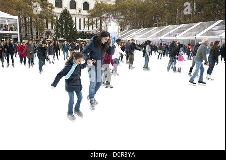 USA: NYC, NY. People ice skating at Citi Pond at Bryant Park behind the New York Public library in Manhattan, November 18, 2012. Stock Photo